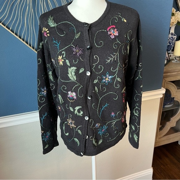Stunning Floral Embroidered Black Sweater - Size Medium - Picture 1 of 7